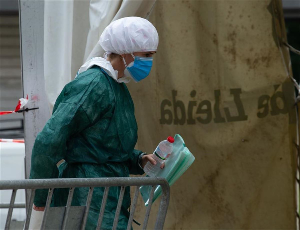 Trabajadores sanitarios durante la pandemia. Imagen: EFE.