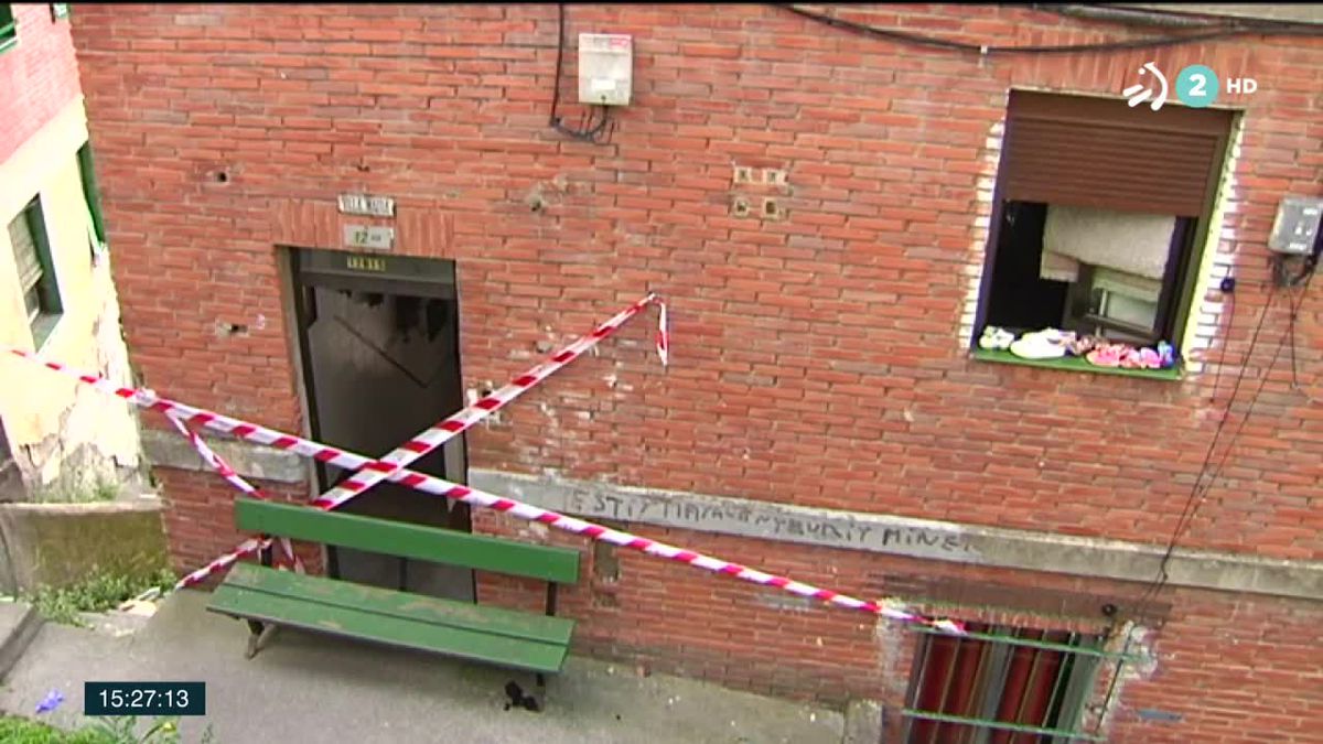 El edificio ha sido precintado. Imagen obtenida de un vídeo de ETB.