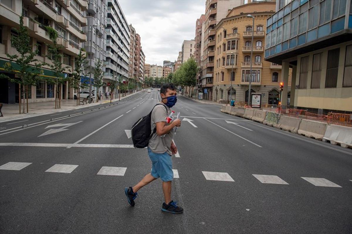 Persona en las calles de Lleida. Foto: Efe