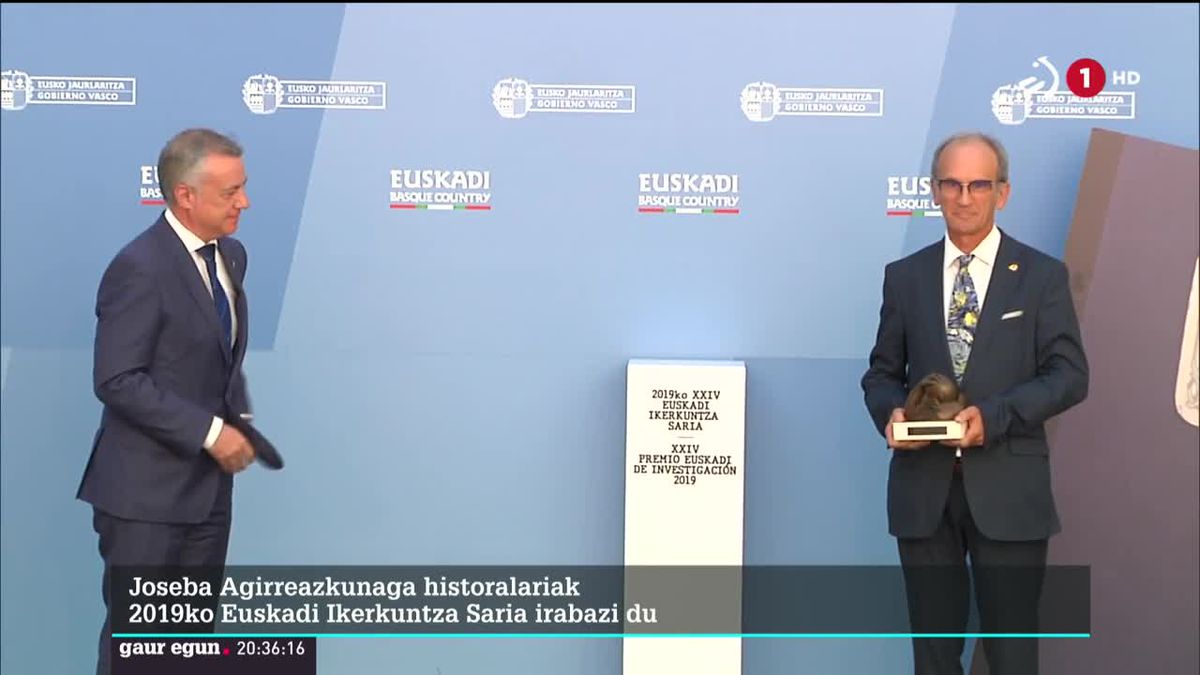 Joseba Agirreazkuenagak jaso du Euskadi Ikerkuntza Saria. Irudia EiTBko bideo batetik hartua da.