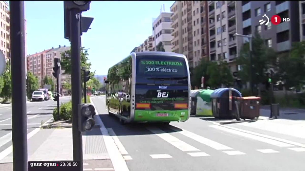 Autobus elektriko adimendunek 2021ean hartuko dituzte Gasteizko kaleak. Irudia EiTBko bideo batetik.