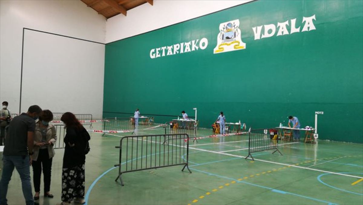 Comienzan a realizar test masivos en el interior del polideportivo de Getaria. 