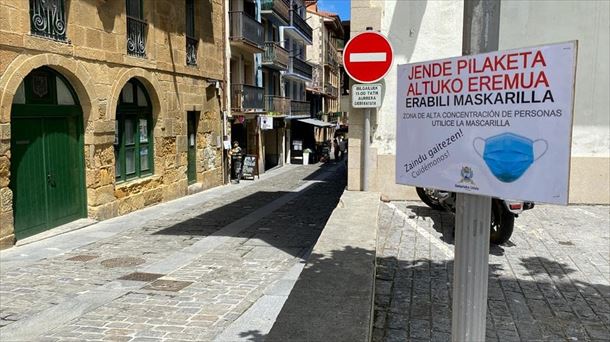 Un cartel recuerda el uso de la mascarilla en Getaria (Gipuzkoa). 