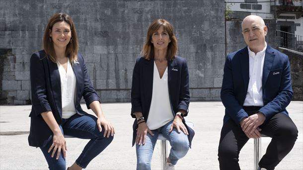 Gentzane Aldai, Elena Azpeitia y Iñigo Aiestaran, presentadores de "Plazandreak"