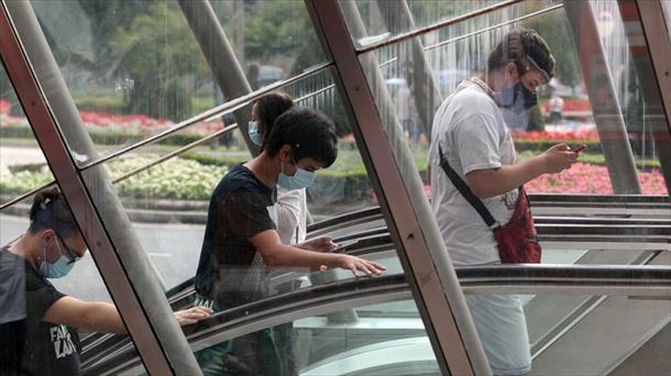 Varias personas usuarias del Metro Bilbao. 