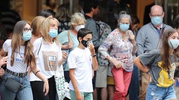 Gente con mascarillas en la calle. Foto de archivo: EFE