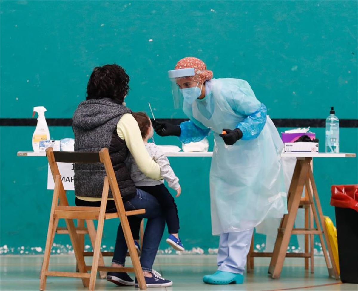 Una profesional sanitaria realiza una prueba de detección de coronavirus.