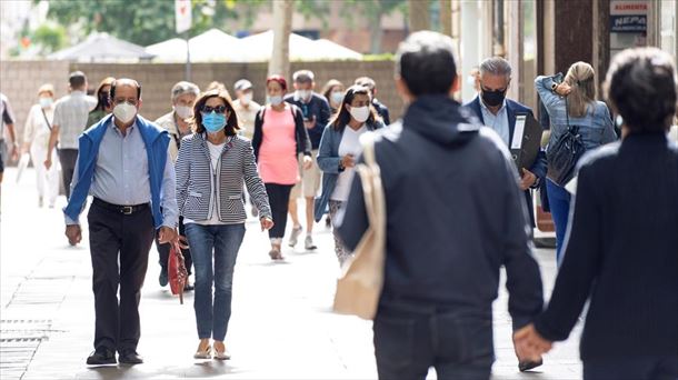 Varias personas pasean por una calle de Vitoria-Gasteiz. 