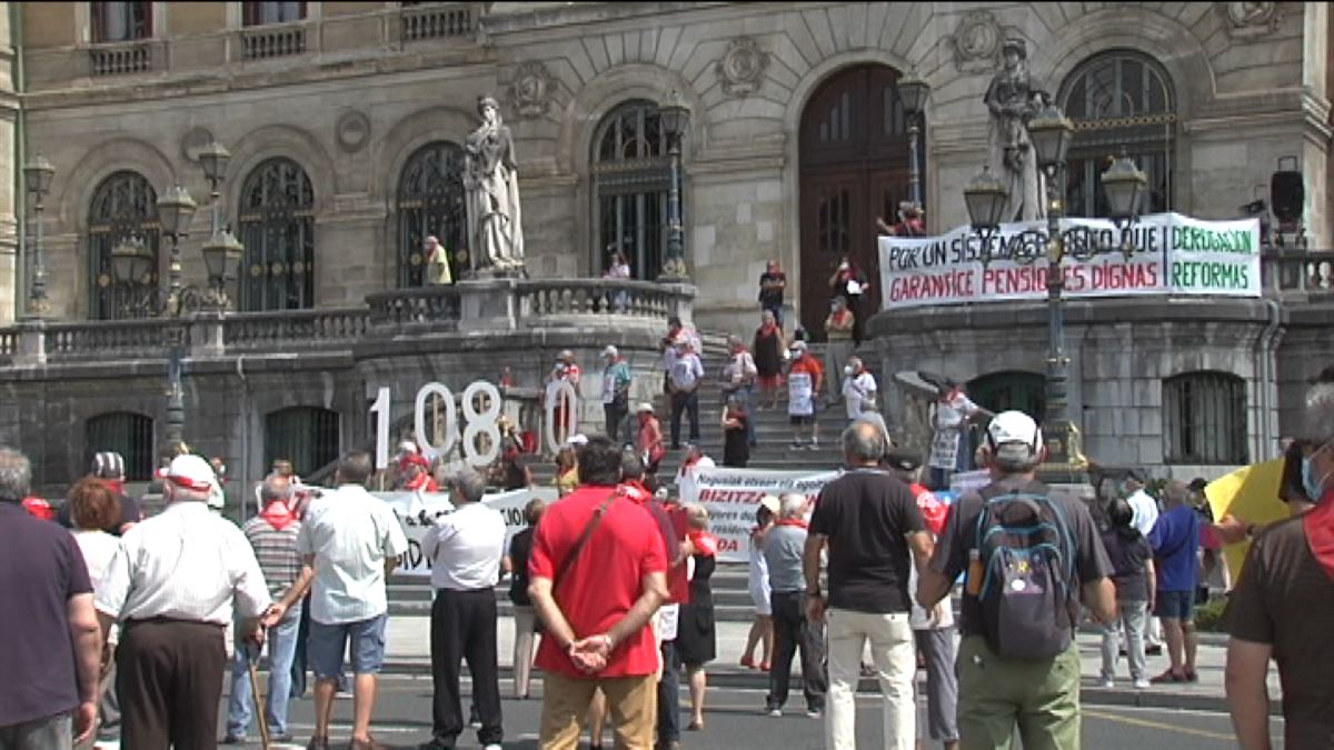 Concentación del Movimiento de Pensionistas frente al Ayuntamiento de Bilbao