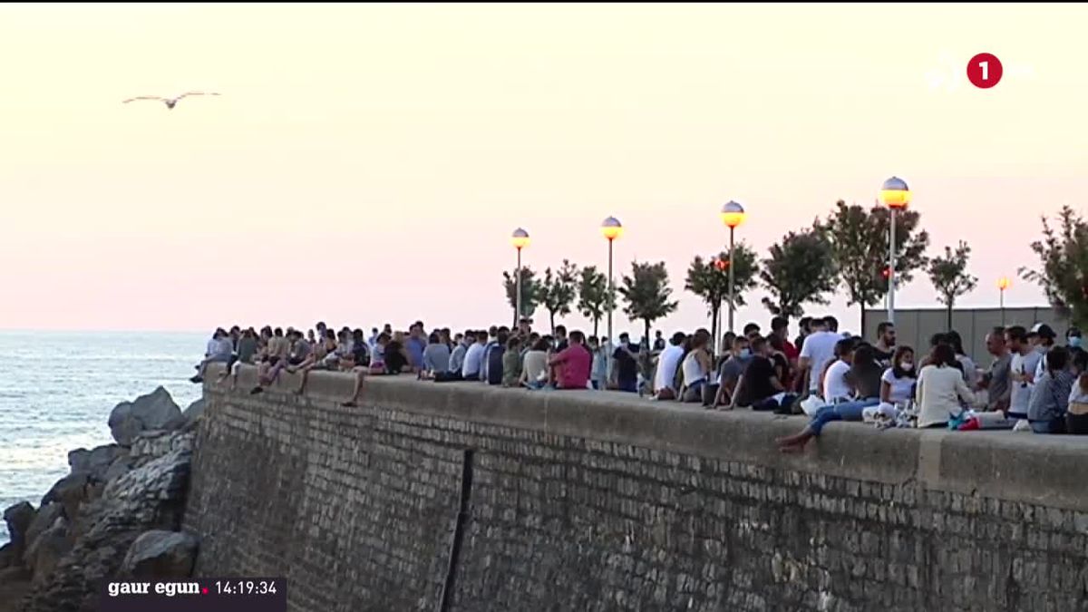 Hainbat pertsona Donostia, segurtasun distantziarik gorde gabe. Irudia: EiTB.