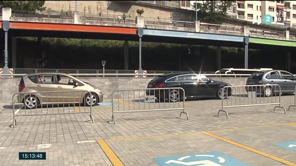 Cola de coches esta mañana para realizar la prueba PCR. Imagen: EiTB.