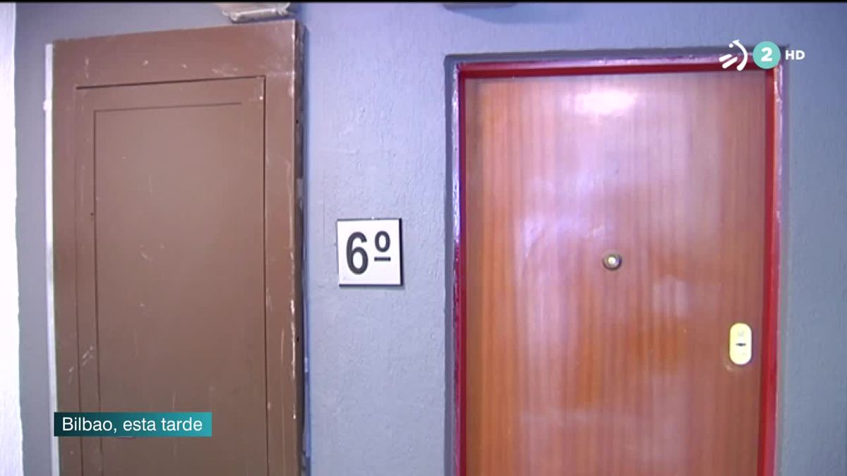 Una de las puertas instaladas en el barrio de Otxarkoaga. Imagen tomada de un video de EiTB.