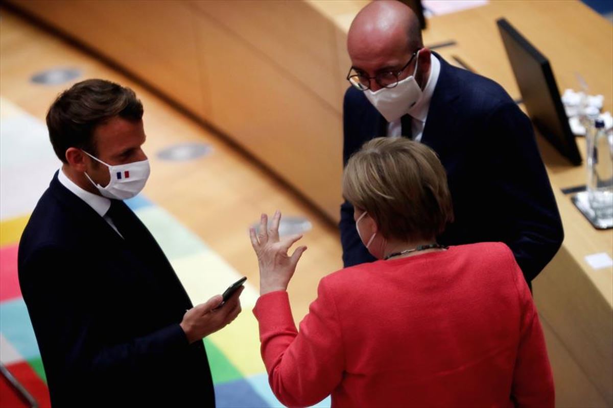 Emmanuel Macron, Angela Merkel eta Charles Michel.