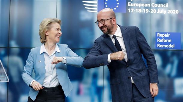 Ursula von der Leyen y Charles Michel celebran el acuerdo sobre el fondo de recuperación. 