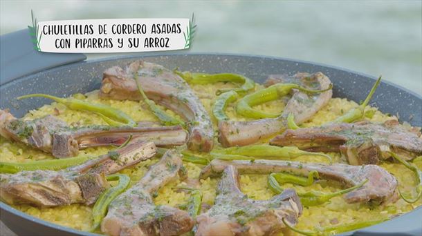 Chuletillas de cordero asadas con piparras y su arroz