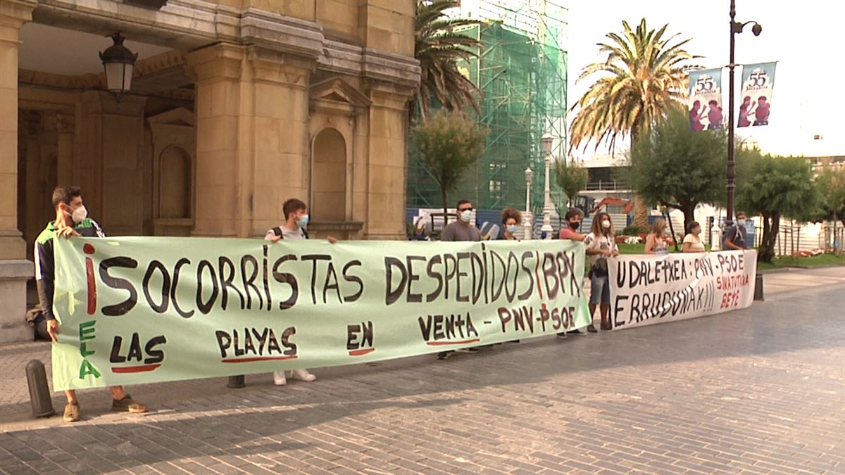 Sokorristen protesta Donostiako udaletxe aurrean. Irudia: EiTB.