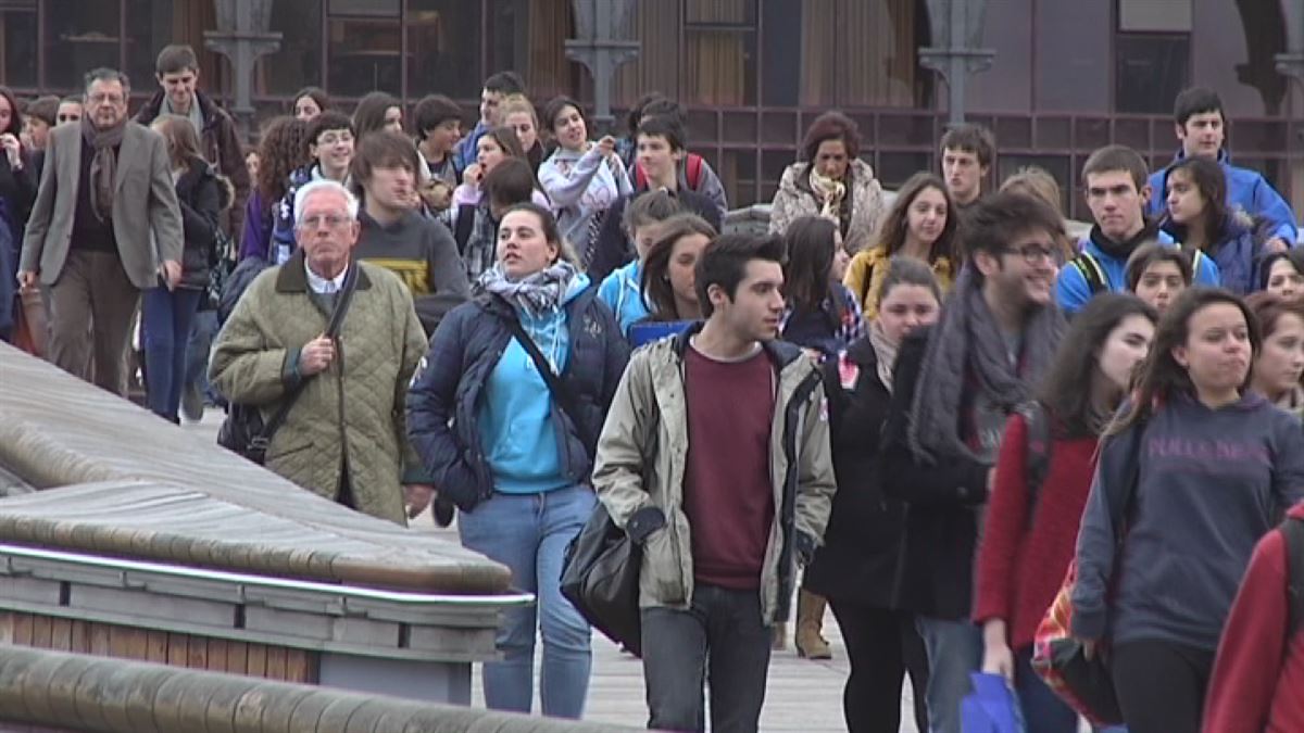 Alumnos universitarios cerca de incorporarse al mercado laboral