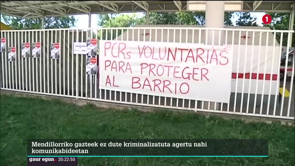 Gazteek auzoarekiko konpromezua erakutsi nahi izan dute. Irudia EiTBko bideo batetik hartu da.