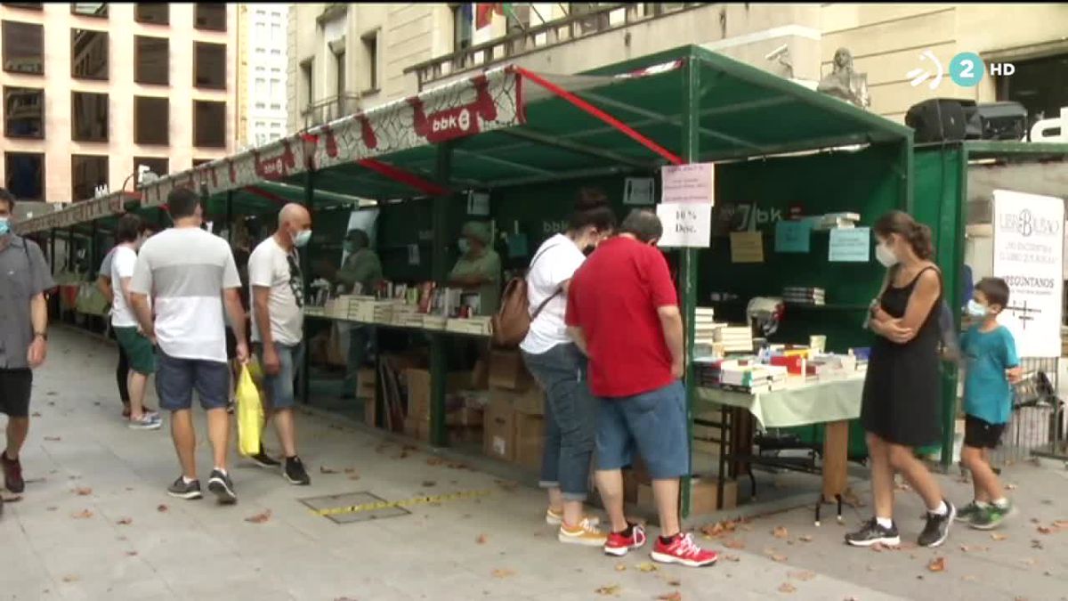 22 puestos en el Día del Libro en Bilbao. Imagen obtenida de un video de EiTB.