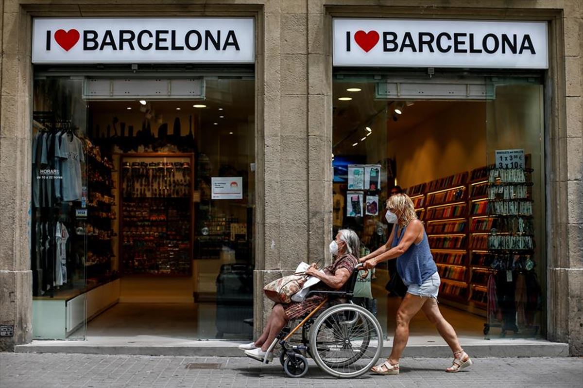 Dos mujeres con mascarilla en el centro de Barcelona.
