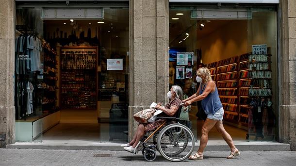 Dos mujeres con mascarilla en el centro de Barcelona.