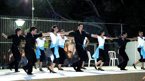 Baile del sirtaki en el Festival del Vino de Limassol. Wikimedia Commons