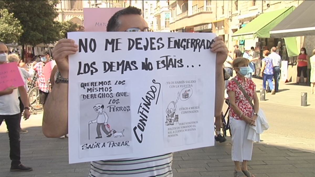 Protestan en Vitoria-Gasteiz por las nuevas restricciones impuestas en las residencias