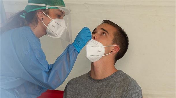 Un sanitario realiza una prueba PCR en Mendillorri (Pamplona)