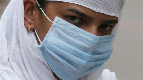 Imagen de una mujer de India, portando mascarilla