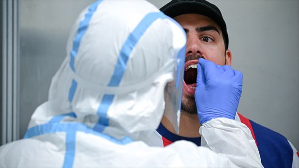 Un joven realizándose una prueba PCR. Foto: EFE.