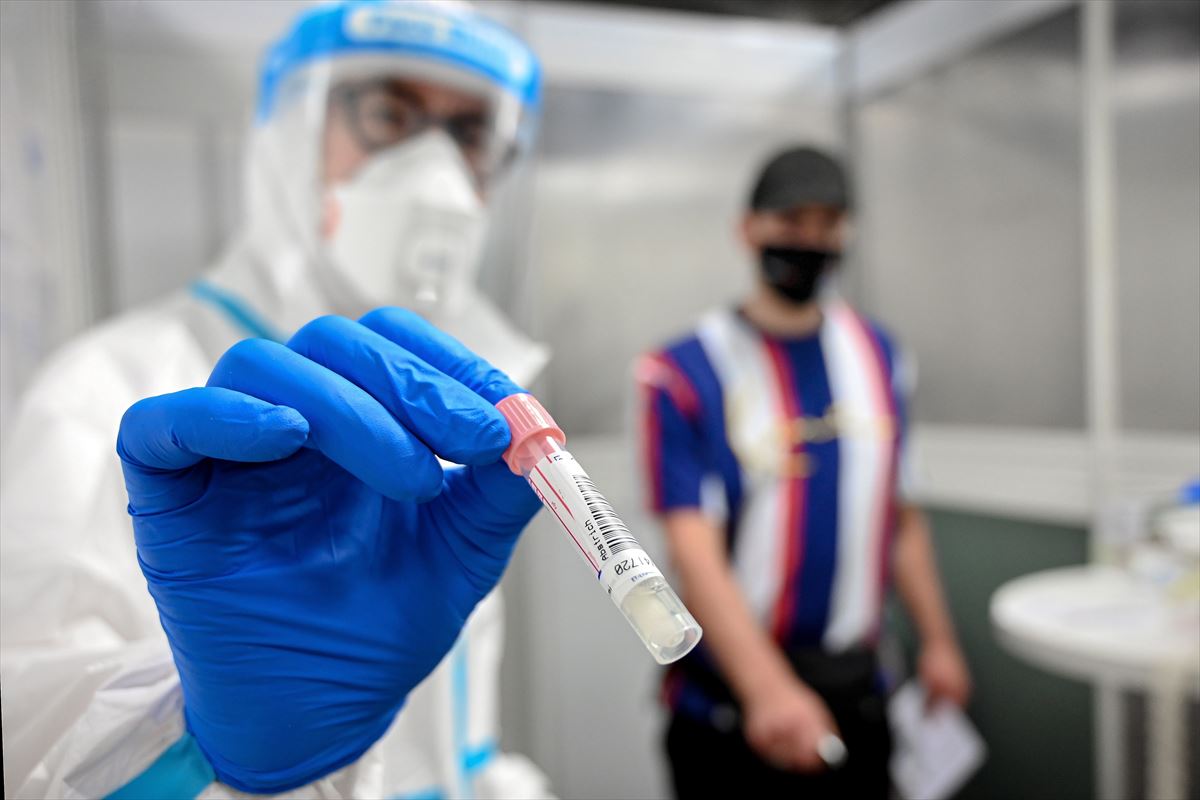 Un médico realizando una prueba del coronavirus. Foto: EFE.