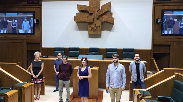 Los parlamentarios de Elkarrekin Podemos-IU con Gorrotxategi a la cabeza. 