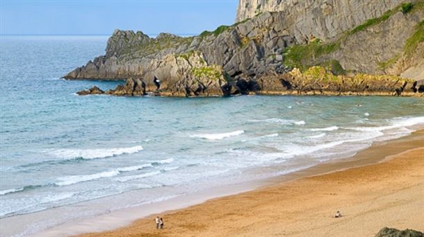 Playa de Laga en Ibarrangelu. eitb.eus