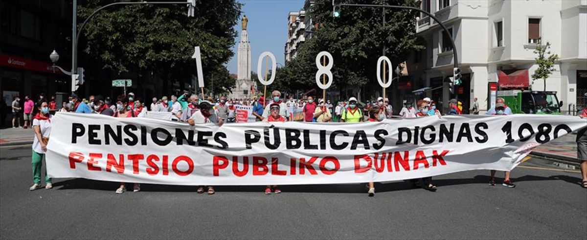 Una manifestación reclama pensiones públicas dignas en Bilbao.