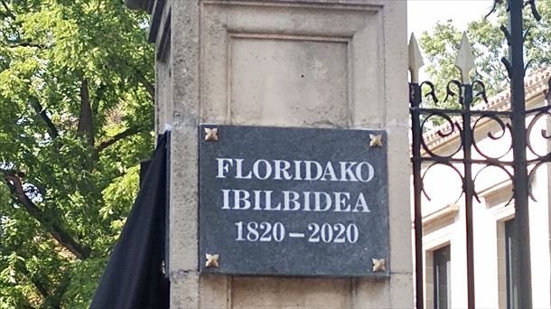 Placa que recuerda los 200 años del parque de la Florida en Vitoria Gasteiz