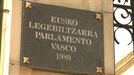 Descubren la nueva placa por el 40 aniversario del Parlamento Vasco