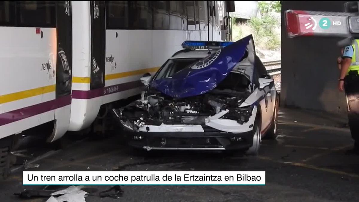 Un coche patrulla de la Ertzaintza arrollado por el tren en Bilbao