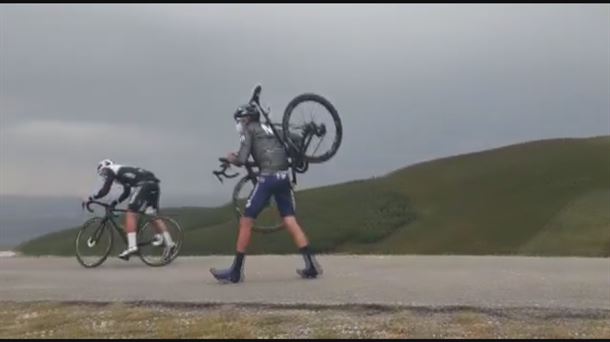 El viento obligó a subir Picón Blanco con la bicicleta al hombro