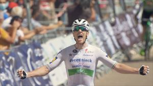 Sam Bennett impone su potencia en el primer esprint