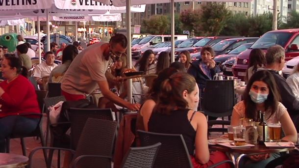 Imagen de personas sentadas en una terraza