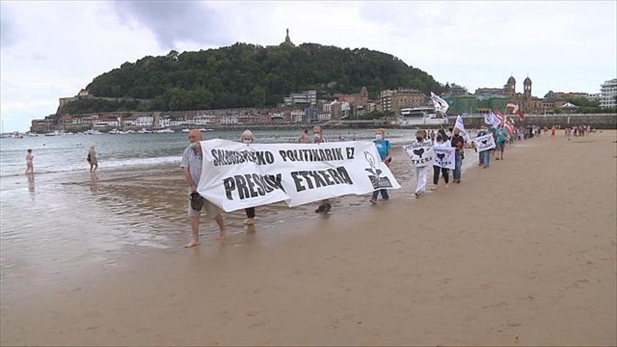 Protesta de organizada por Etxerat en Donostia. Imagen obtenida de un vídeo de EiTB.