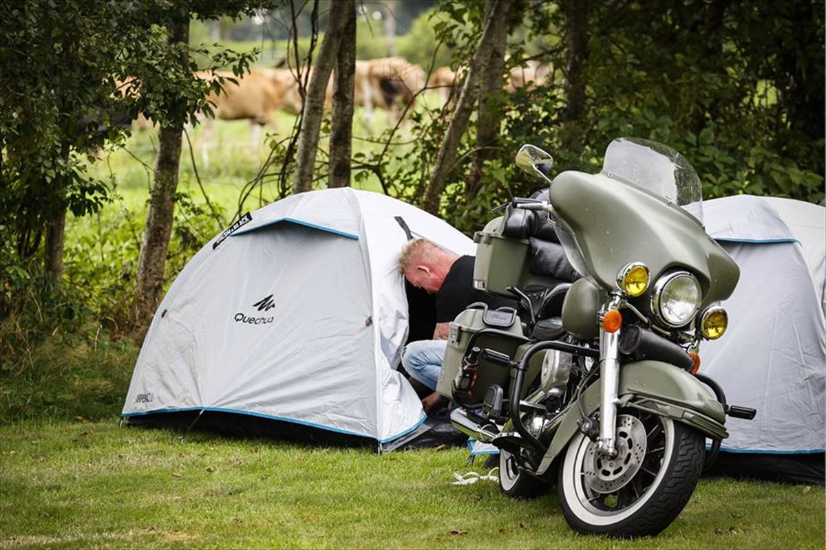 Un turista en un camping. Foto de archivo: EFE