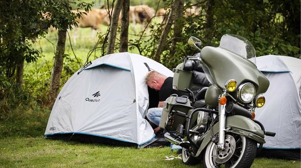 Un turista en un camping. Foto de archivo: EFE