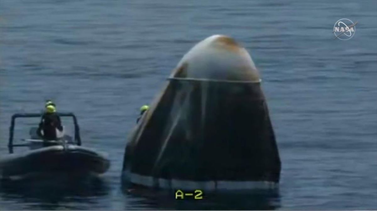 La cápsula Dragon Endeavour de SpaceX sobre el agua. Foto: EFE