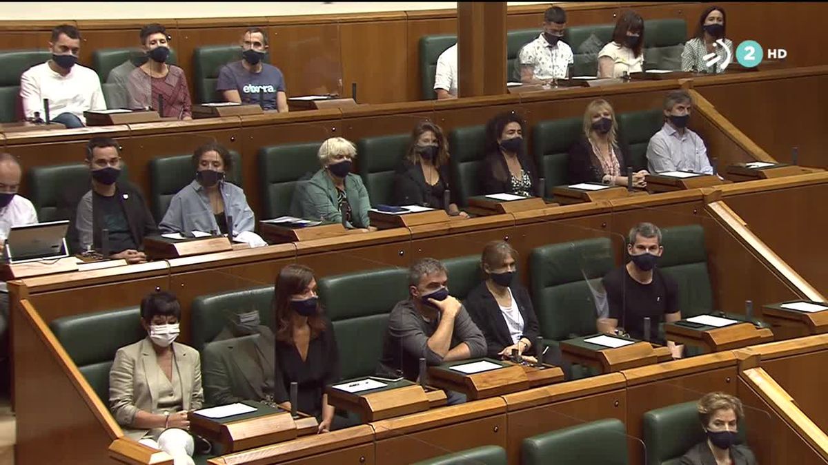 Muchos han utilizado la mascarilla del Parlamento. Imagen obtenida de un video de EiTB.