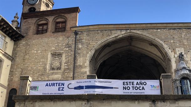 La balconada de San Miguel luce el lema "Este año no toca"