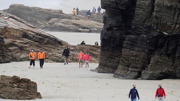 Turistas con mascarillas en la Playa de las Catedrales en Ribadeo, Lugo.