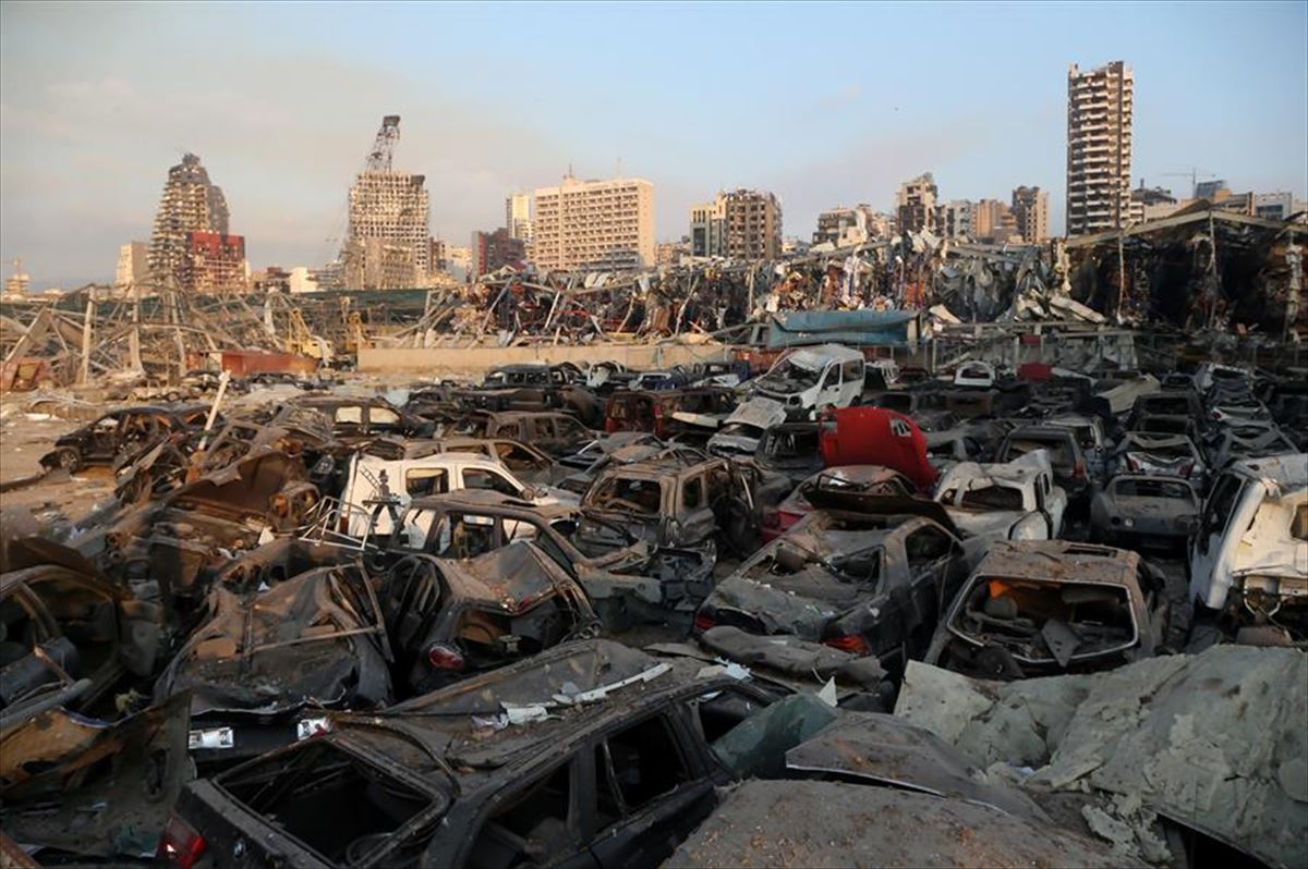Vehículos destruidos tras la potente explosión en el puerto de Beirut.