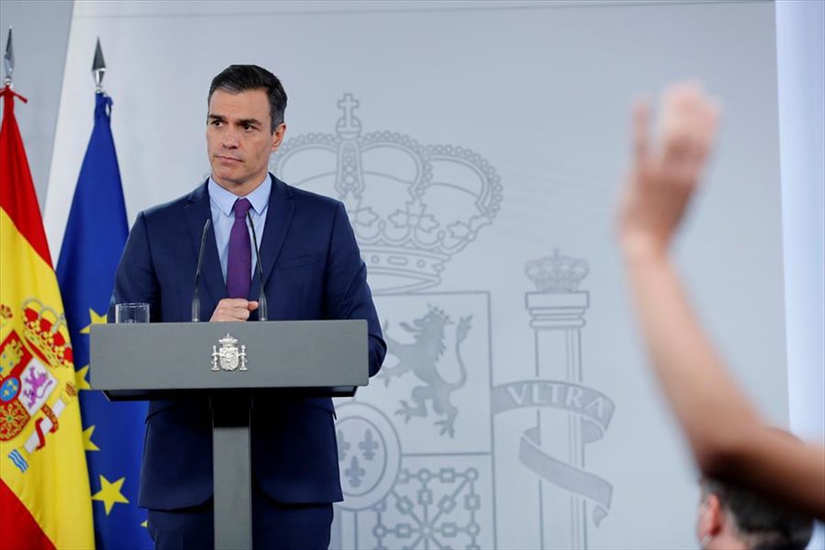 Sánchez defiende la monarquía y el pacto ponstitucional en una carta a las bases
