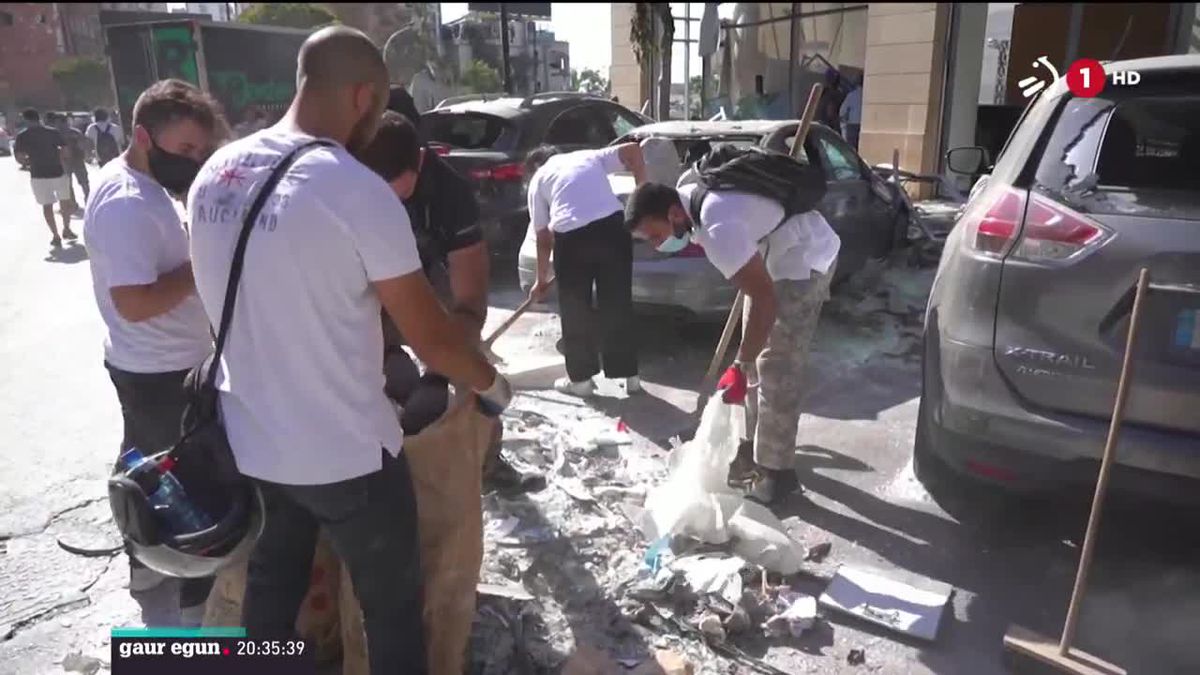 Herritarrak ari dira kaleak garbitzen. Irudia EiTBko bideo batetik.